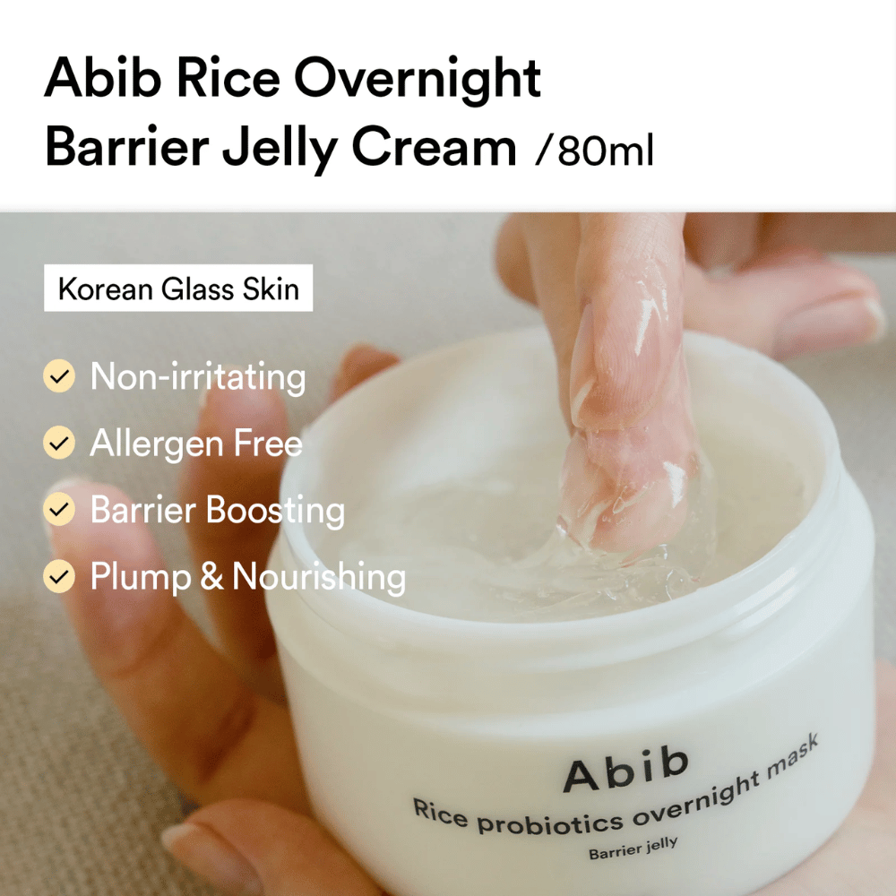 Käsi kastaa sormen Abib Rice Probiotics Overnight Mask -naamioon – geelimäinen voide, jota markkinoidaan ärsyttämättömänä, allergeenittomana, ihon suojamuuria vahvistavana ja syvästi ravitsevana.