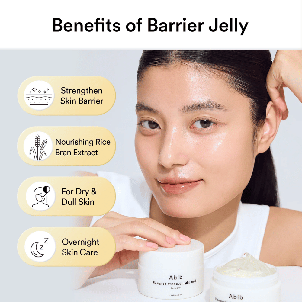 Nainen, jolla on hehkuva iho, poseeraa Abib Rice Probiotics Overnight Mask -naamion vieressä. Teksti osoittaa tuotteen Edut: vahvistavan ihon suojamuuria, ravitsevan riisiuutteen, kuivalle/kalpealle iholle, ja yöhierontaan.