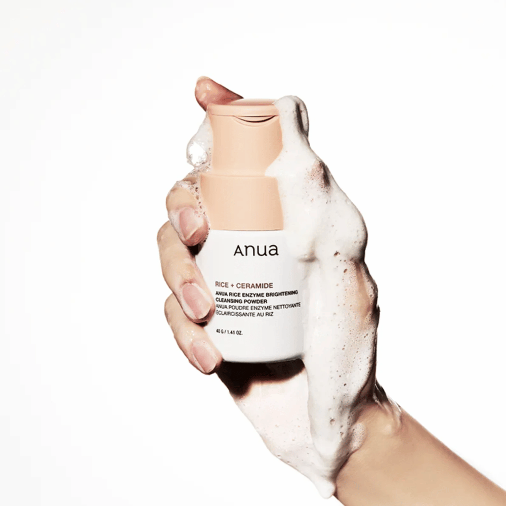 Anua Rice Enzyme Brightening Cleansing Powder on puhdistustuote, joka sisältää riisiä ja keramideja. Se on suunniteltu tarjoamaan hellävaraista kuorintaa ja hehkua iholle. Tuote liuottaa likaa ja kuolleita ihosoluja jättäen ihon puhtaaksi ja raikkaaksi. Ihanteellinen päivittäiseen käyttöön, se auttaa parantamaan ihon rakennetta ja antamaan tasaisemman sävyn.
