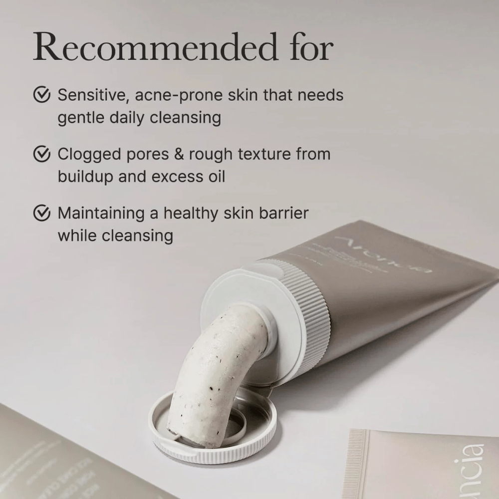 Arencia Rice + LHA Pore Control Rice Cake Cleanser tuubissa, josta puristettu tuote, näyttää kermamaisen koostumuksen, joka on suunniteltu herkälle ja akneen taipuvaiselle iholle.