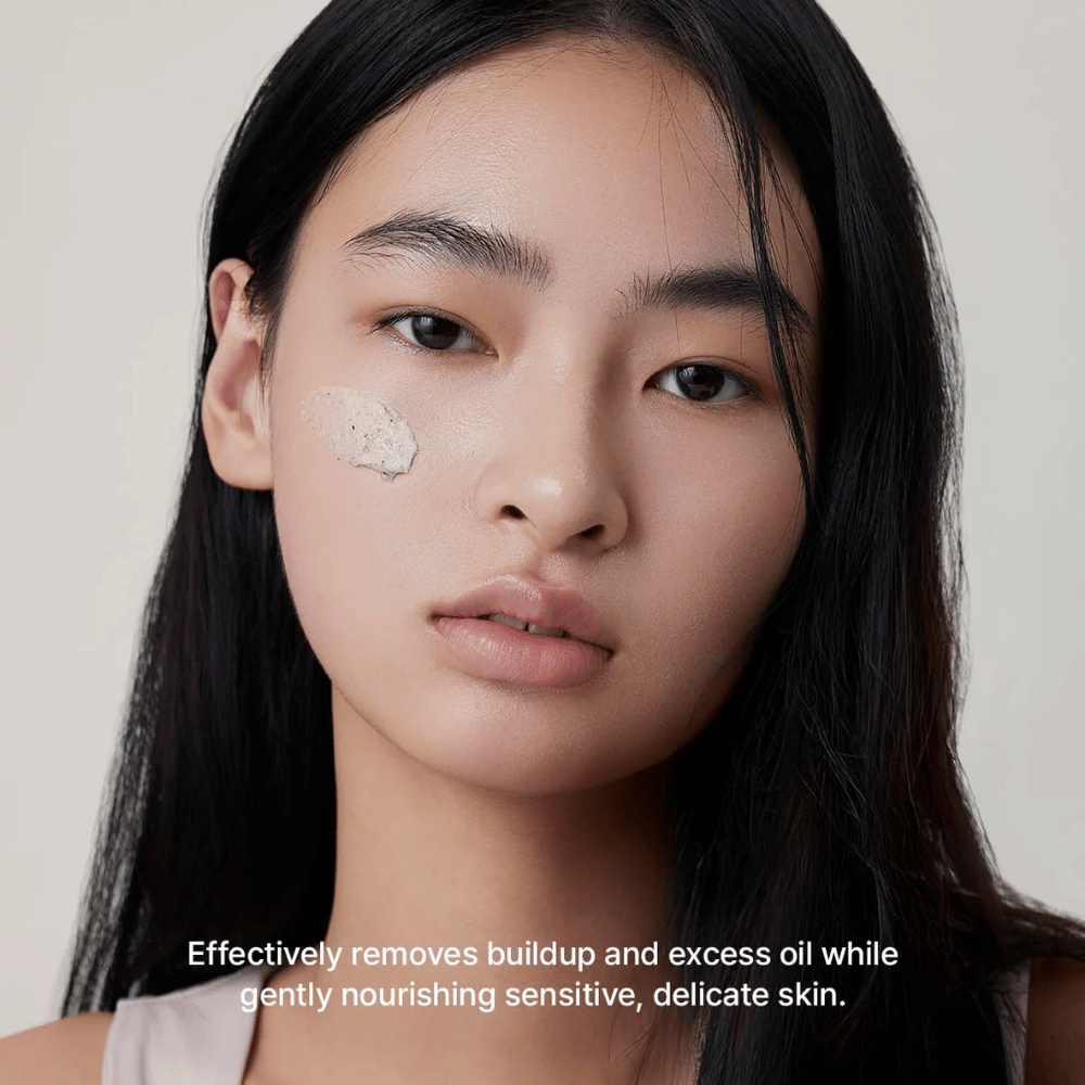 Malli, jolla on Arencia Rice + LHA Pore Control Rice Cake Cleanser poskelle levitettynä, mieto kasvojenpuhdistusaine, joka poistaa tehokkaasti lian ja ylimääräisen talin kuivattamatta ihoa.