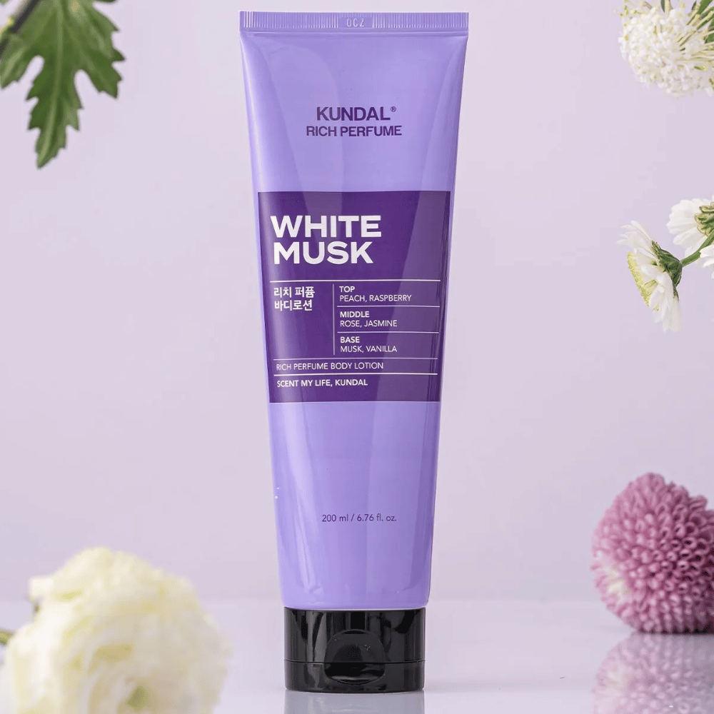 1. KUNDAL Rich Perfume Body Lotion White Musk 200 ml – hajustettu body lotion, jossa taustalla kukkia
