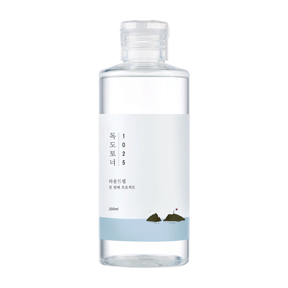 Avoin pullo Round Lab 1025 Dokdo Toner yksinkertaisella muotoilulla ja meriteemalla, valkoisella taustalla.