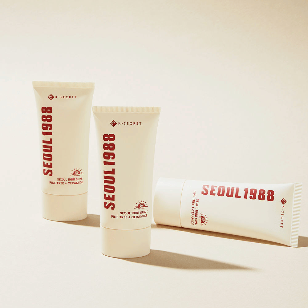 SEOUL 1988 Sun Pine Tree + Ceramide on aurinkovoide, joka suojaa UV-säteilyltä samalla kun se vahvistaa ihon suojakerrosta keramidien ja männyn uutteiden avulla.