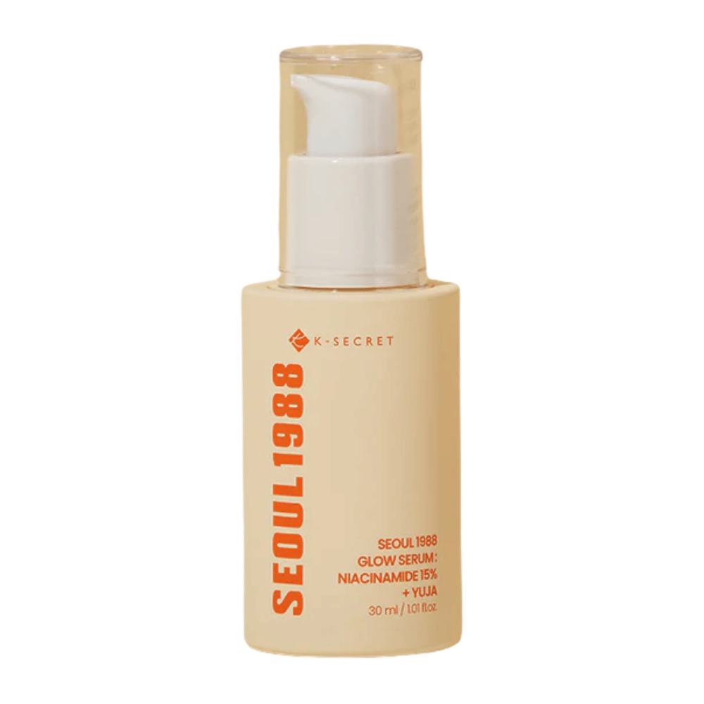 Pullo, jossa on K-SECRET Seoul 1988 Glow Serum Niacinamide 15% + Yuja, 30 ml, pumppulla ja minimalistinen beige muotoilu.