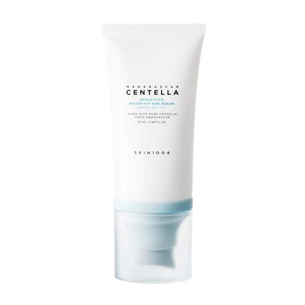 Madagascar Centella Hyalu-Cica Water-Fit Sun Serum 50ml SKIN1004 suojaa UV-säteiltä samalla kun se lisää kosteutta Madagascar Centellalla.