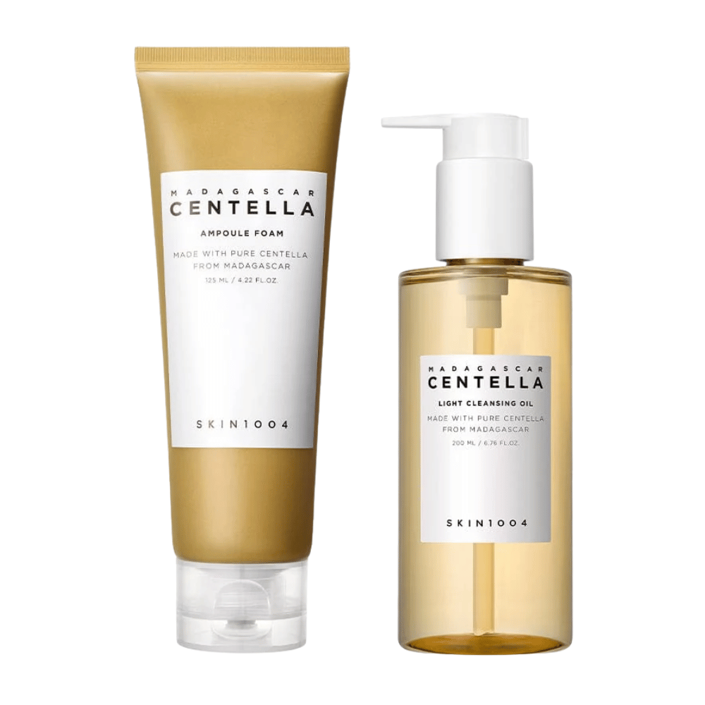 SKIN1004 Madagascar Centella Double Cleansing Duo Set Ampoule Foam ruskeassa tuubissa ja Cleansing Oil läpinäkyvässä pumppupullossa, molemmat minimalistisella valkoisella etiketillä.