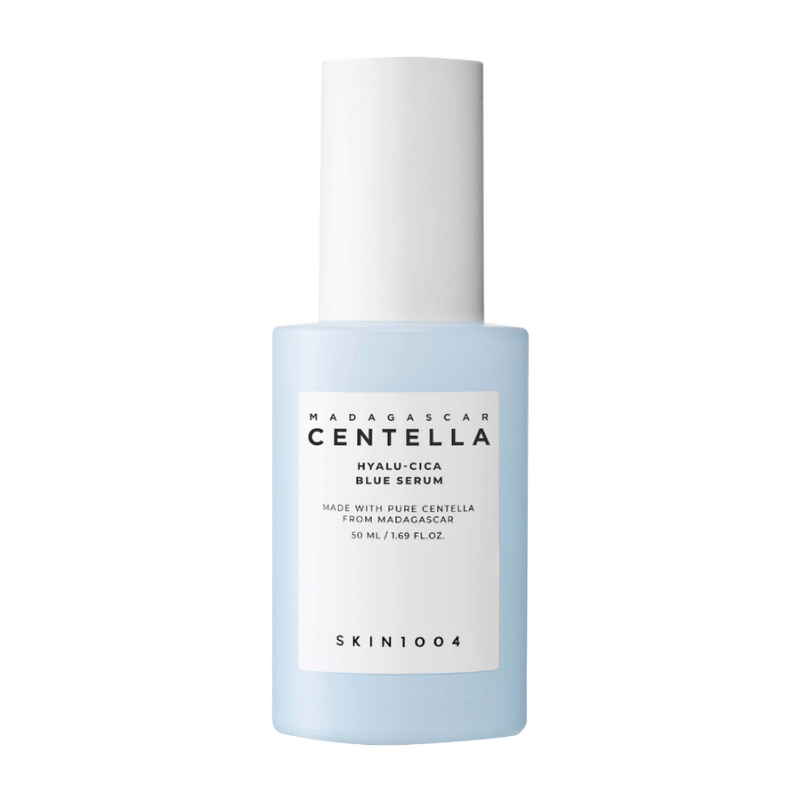 En flaska SKIN1004 Madagascar Centella Hyalu-Cica Blue Serum med en ljusblå etikett och vit kork på en ren bakgrund.