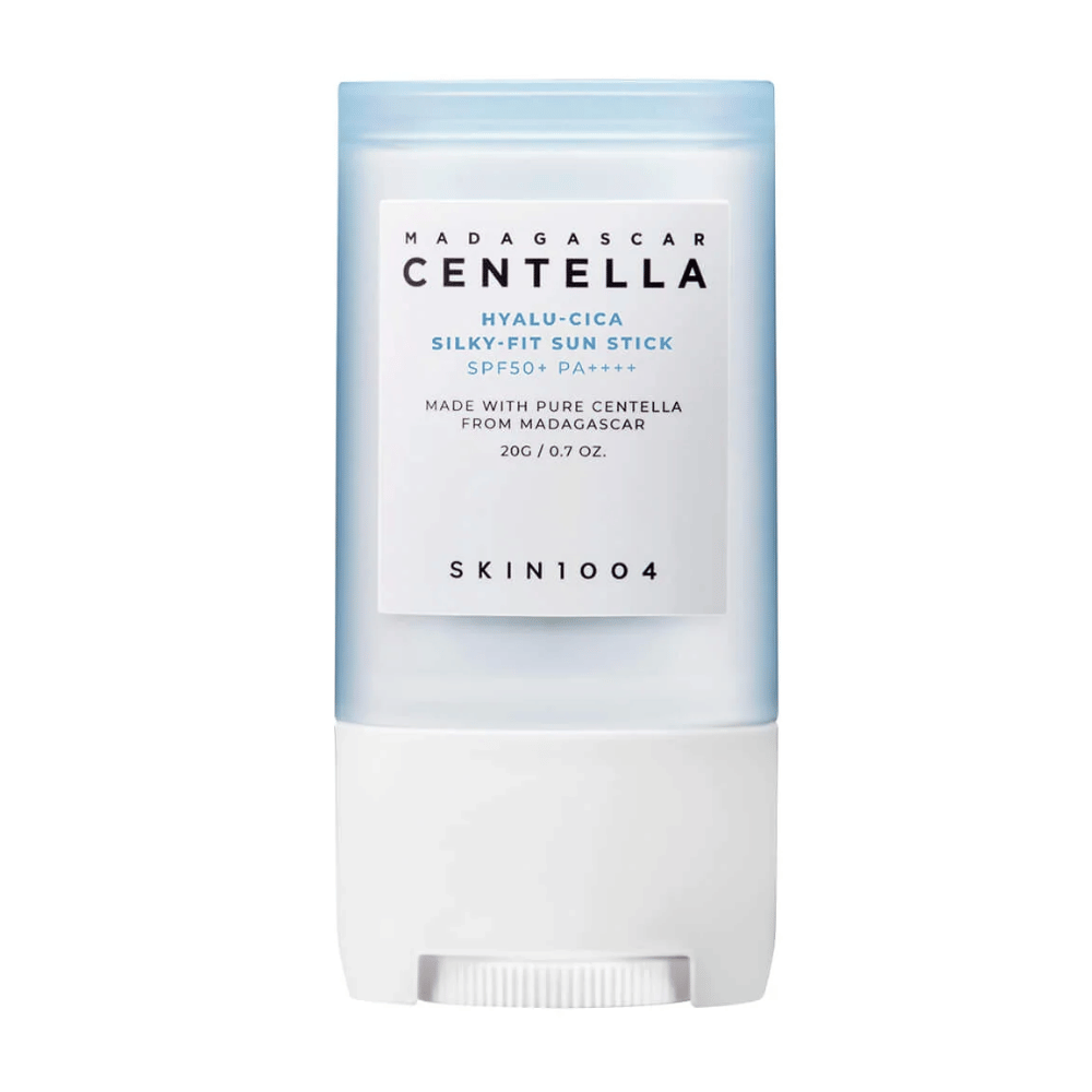 Suljettu aurinkosuojapuikko SKIN1004, SPF50+, jossa on Madagaskarilta peräisin olevaa centellaa, valkoista taustaa vasten.