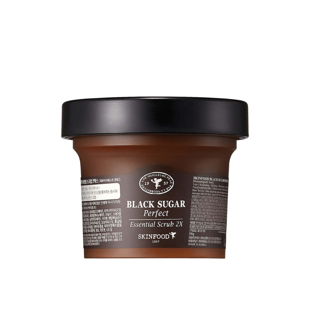 Purkki SKINFOOD Black Sugar Perfect Essential Scrub 2X 210g valkoisella taustalla.