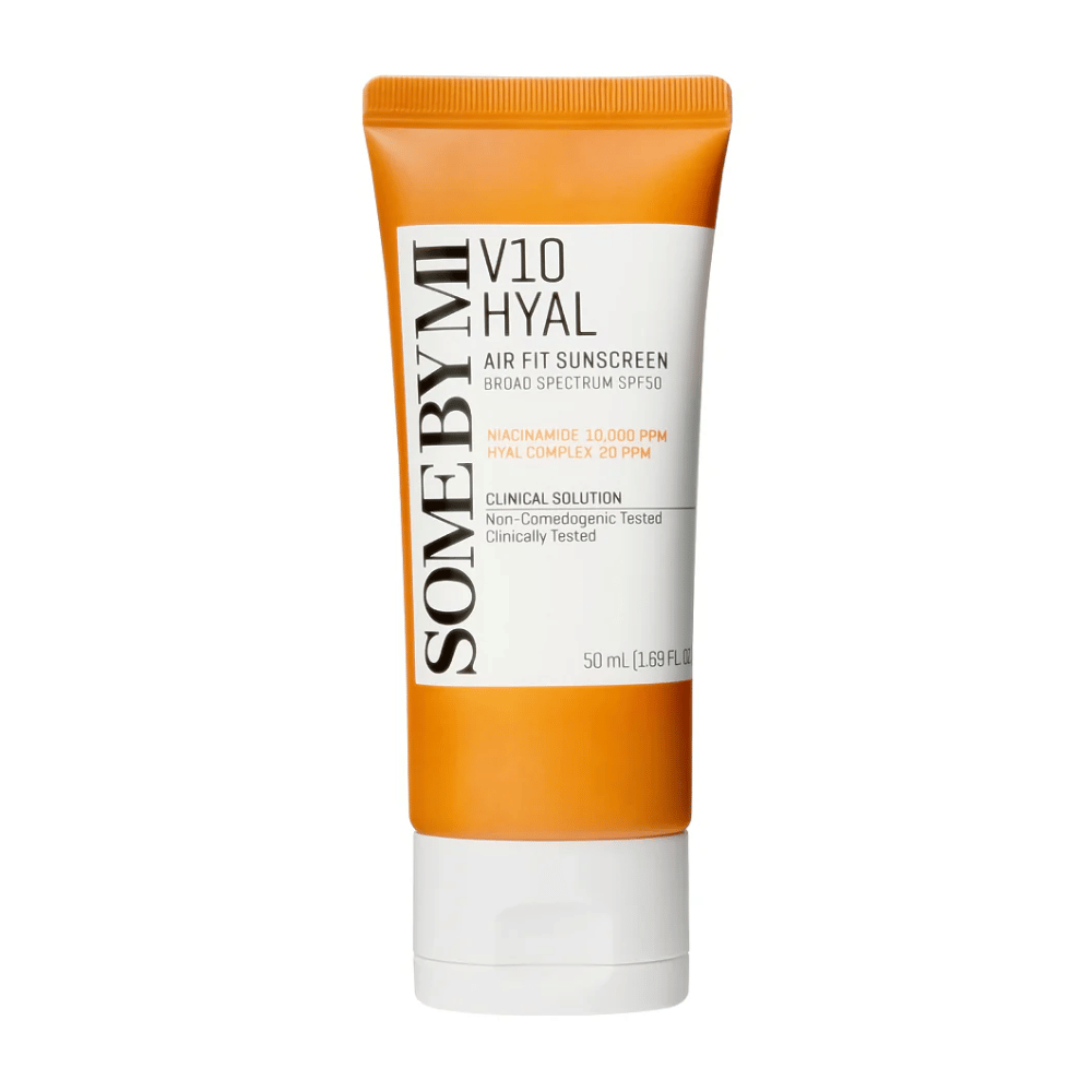 SOME BY MI V10 Hyal Air Fit Sunscreen SPF50 tarjoaa laajakirjoisen UV-suojan. Sisältää 10,000 PPM niasiiniamidia ja 20 PPM hyaluronihappokompleksia, jotka kosteuttavat ja kirkastavat ihoa. Kliinisesti testattu ja ei-komedogeeninen, mikä tekee siitä ihanteellisen päivittäiseen käyttöön.