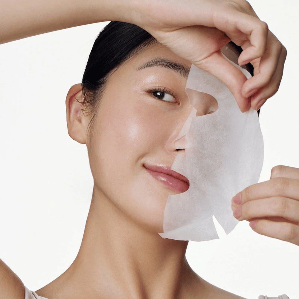 Tämä kuva esittää henkilöä, joka käyttää kasvonaamiota, erityisesti "Galactomyces Glutathione Daily Mask" Some By Mi:sta. Naamio kirkastaa ihoa ja antaa säteilevää hehkua samalla kun se hoitaa ja kosteuttaa ihoa syvältä, kiitos ainesosien kuten glutationin ja C-vitamiinin.