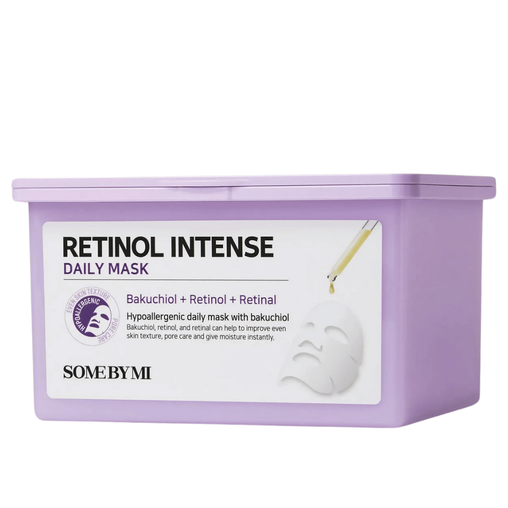 Tämä kuva esittää Some By Mi
"Retinol Intense Daily Mask." Tämä päivittäinen kasvonaamio sisältää bakuchiolia, retinolia ja retinalia, jotka auttavat parantamaan ihon rakennetta, minimoimaan huokosia ja lisäämään kosteutta. Tuote on hypoallergeeninen ja suunniteltu päivittäiseen käyttöön.