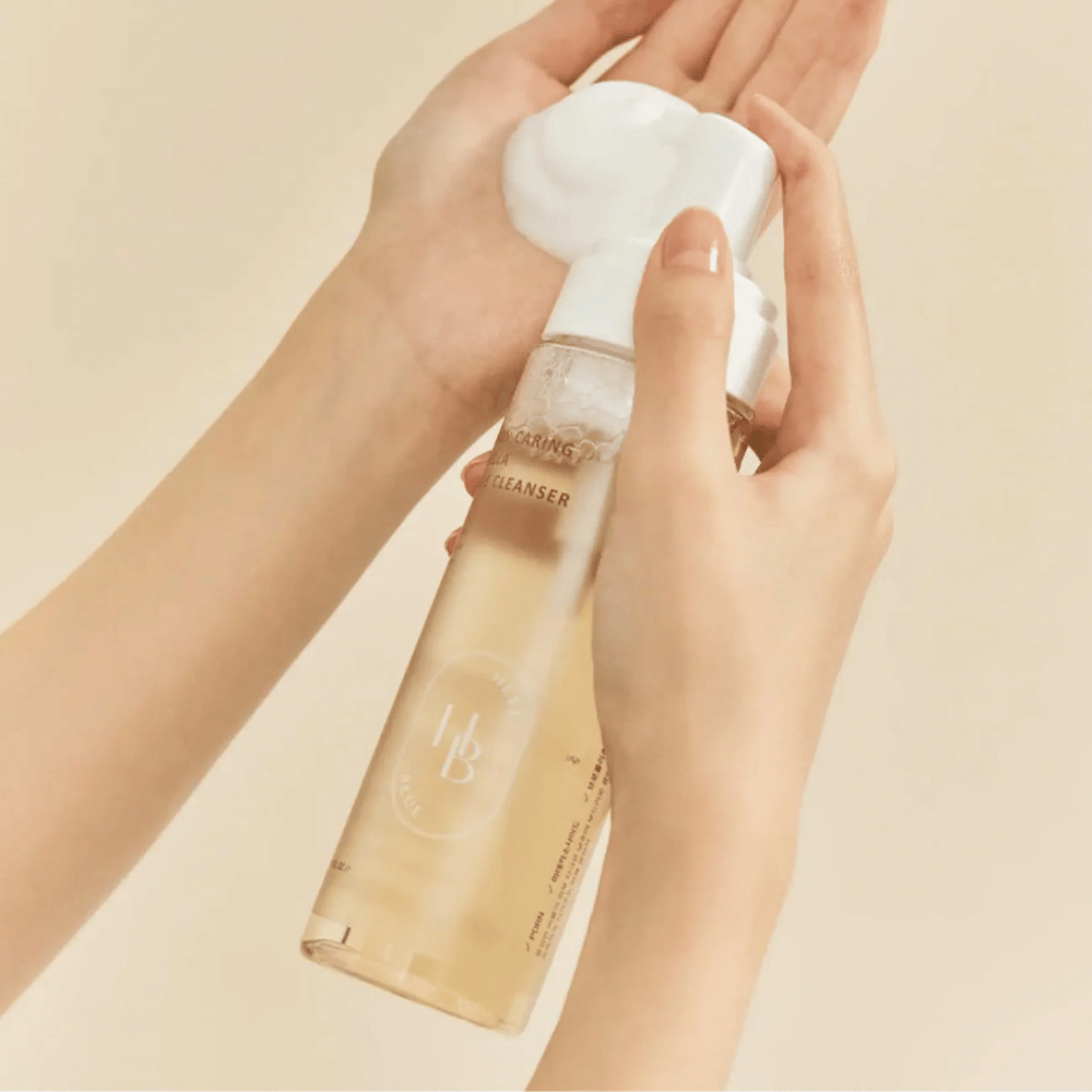 Heveblue Salmon Caring Centella Bubble Cleanser käytetään käsissä – mieto korealainen kuplapuhdistusaine, joka luo ilmavaa vaahtoa ja auttaa puhdistamaan ihoa kuivattamatta.