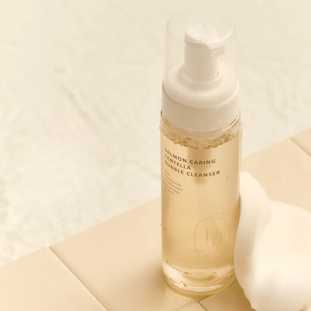 Heveblue Salmon Caring Centella Bubble Cleanser – korealainen kasvojen puhdistus, jossa on Centella Asiaticaa ja PDRN lohesta, jotka auttavat puhdistamaan ihoa hellävaraisesti ja antavat pehmeän puhdistusvaahdon.