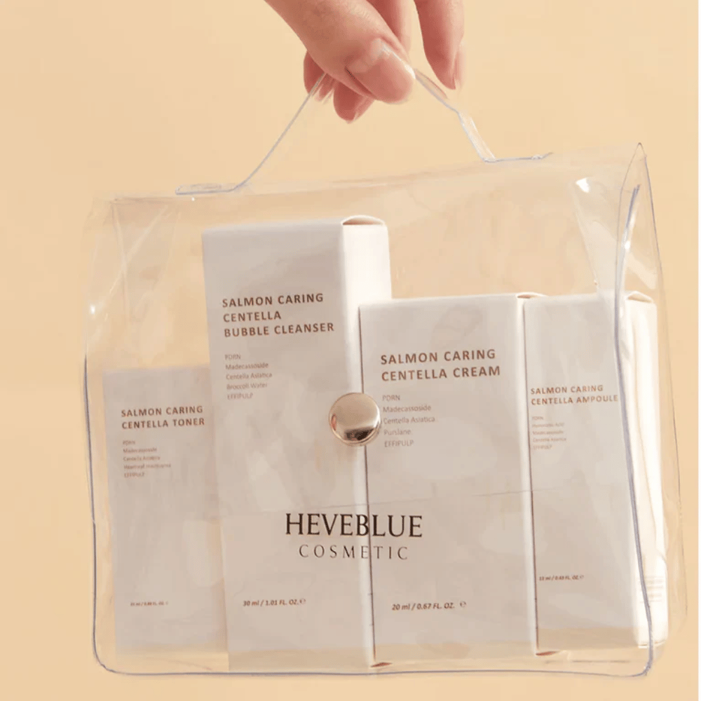 Heveblue Salmon Caring Centella Special Travel Kit toilettilaukku – täydellinen korealainen ihonhoitosetti, jossa on kasvovesi, puhdistusaine, voide ja ampulli läpinäkyvässä matkakassissa.