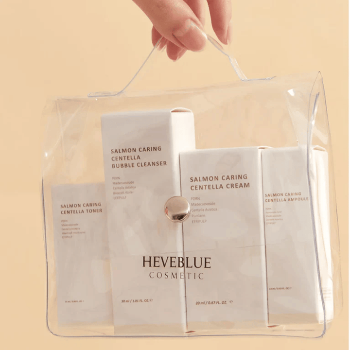Heveblue Salmon Caring Centella Special Travel Kit toilettilaukku – täydellinen korealainen ihonhoitosetti, jossa on kasvovesi, puhdistusaine, voide ja ampulli läpinäkyvässä matkakassissa.