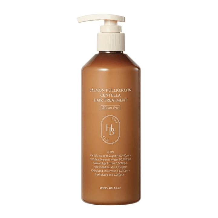 Heveblue Salmon Pullkeratin Centella Hair Treatment ruskeassa pumppupullossa vaaleaa taustaa vasten. Hiushoito, joka sisältää centellaa, lohiuutetta, keratiinia, silkkiproteiinia ja maitoproteiinia hiusten hoitoon ja kosteutukseen.