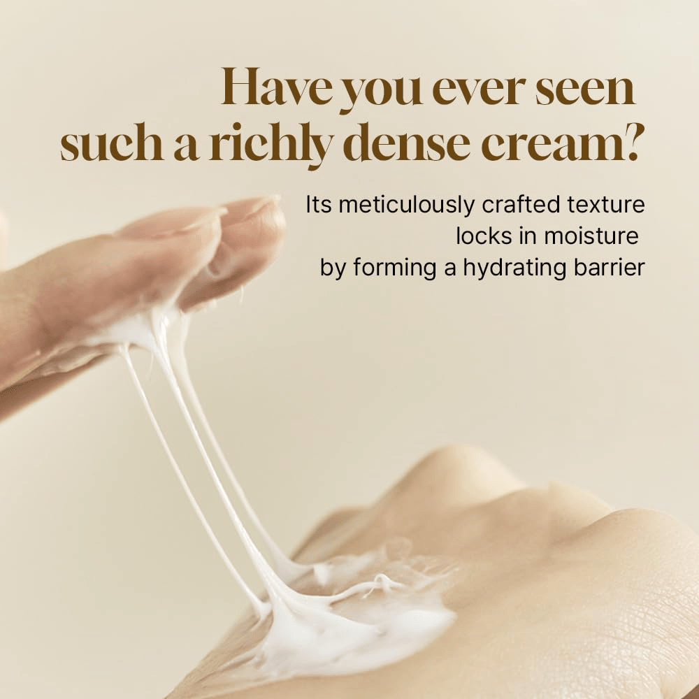 Rikas ja tiheä koostumus Salmon Caring Centella Cream, joka näyttää, kuinka voide muodostaa kosteuttavan suojan ja lukitsee kosteuden ihoon.