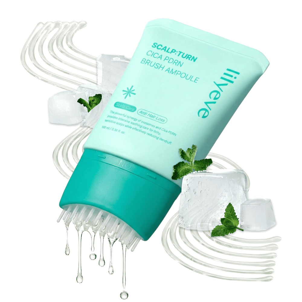 Lähikuva tuotteesta LILYEVE Scalp:Turn Cica PDRN Brush Ampoule yhdessä jääpalojen, mintun ja seerumitippojen kanssa. Kuva välittää viilentävän ja virkistävän tunteen sekä korostaa ainutlaatuista harja-applikaattoria.