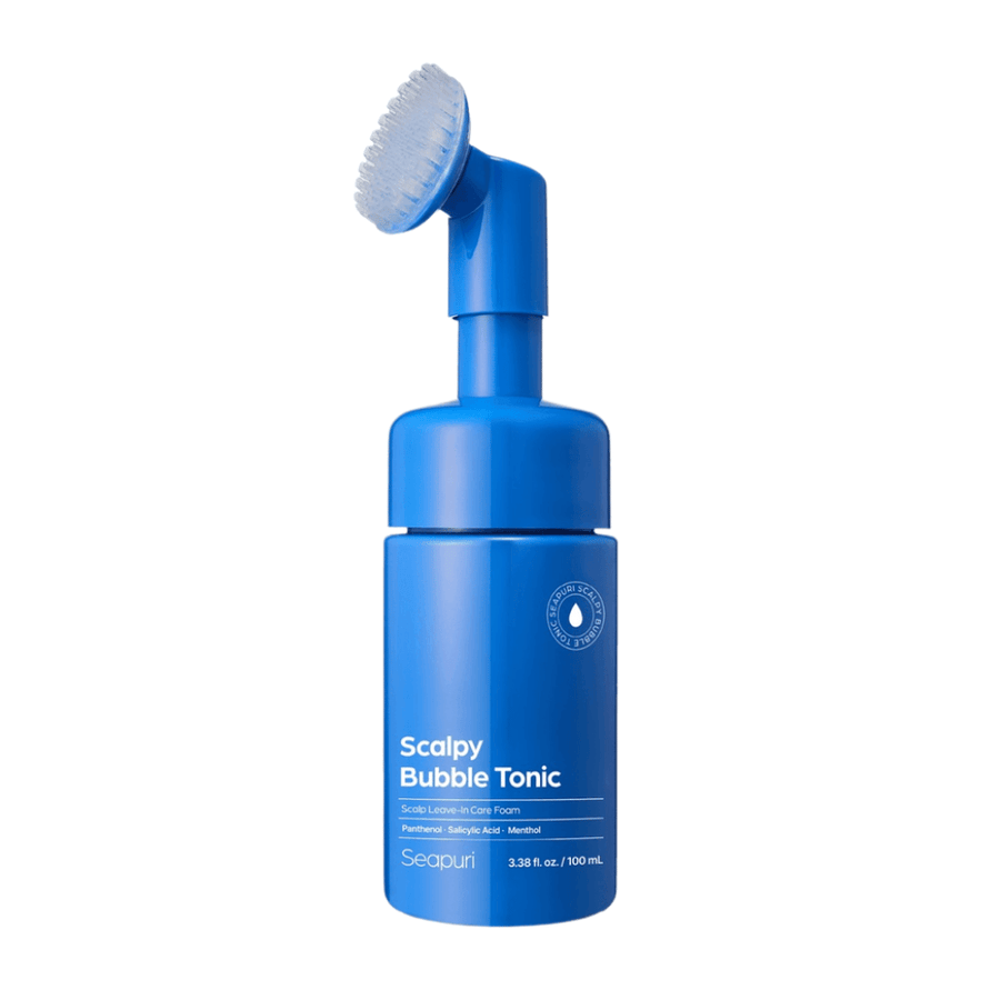 Vapaataustainen tuotekuva tuotteesta Seapuri Scalpy Bubble Tonic, joka näyttää sinisen pullon, jossa on sisäänrakennettu silikoniharja helppoa ja hygieenistä levitystä varten suoraan hiuspohjaan.