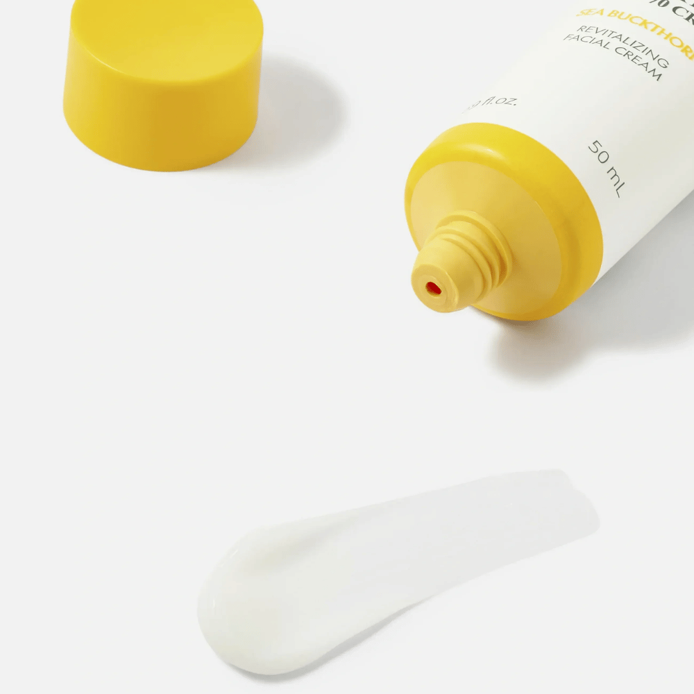 1. Purito SEOUL Sea Buckthorn Vital 70 Cream – lähikuva kasvovoiteen kevyestä valkoisesta koostumuksesta avoimen tuubin vieressä, jossa on keltainen korkki