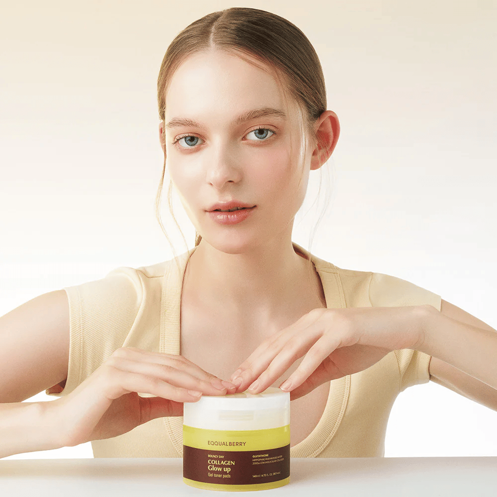 Malli, joka pitää kädessään Bouncy Day Collagen Glow up Gel Toner Pads, joka kosteuttaa ja antaa kauniin hehkun matalamolekyylisen kollageenin ja glutationin avulla.