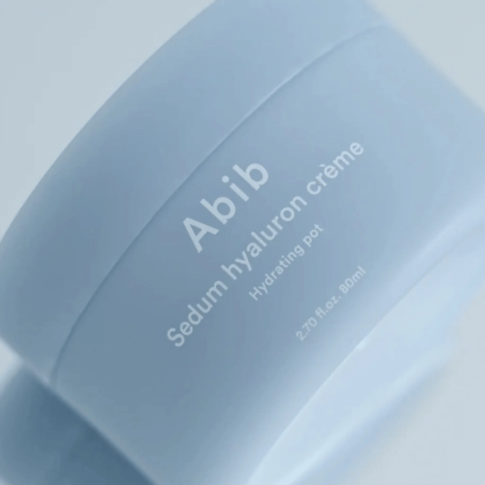 Lähikuva Abib Sedum Hyaluron Crème Hydrating Pot 80 ml vaaleansinisessä purkissa, jossa on minimalistinen design neutraalia taustaa vasten.