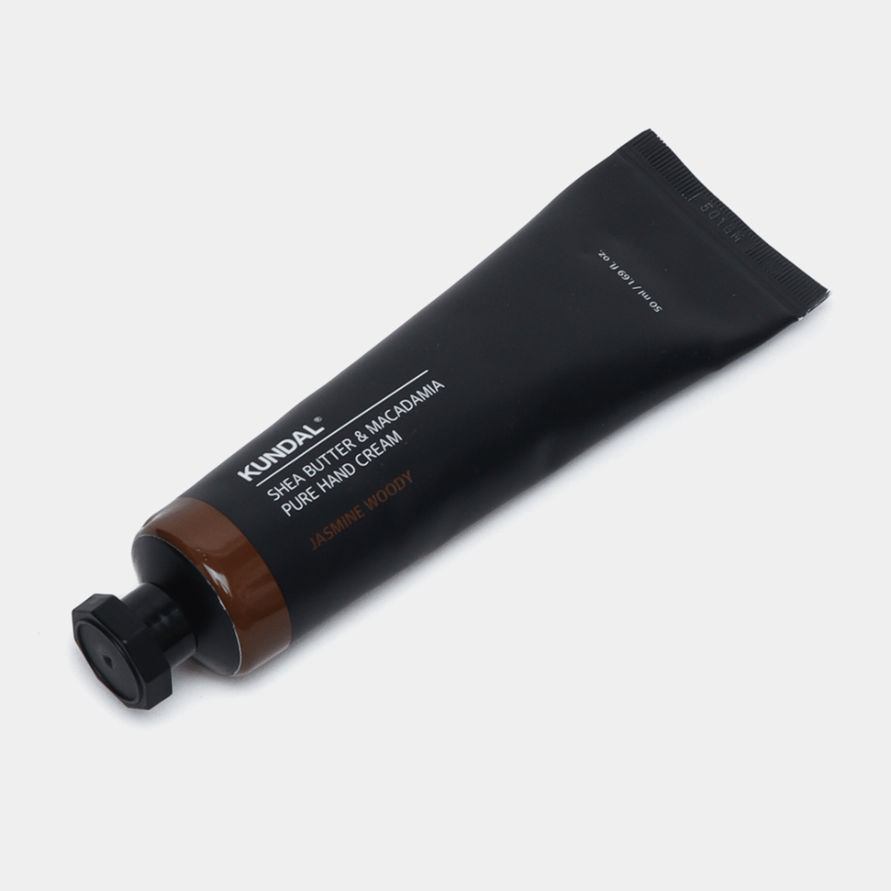 KUNDAL Shea Butter & Macadamia Pure Hand Cream Jasmine Woody – kosteuttava käsivoide sheavoilla ja macadamiaöljyllä pehmeille käsille ja lämpimälle, kukkaiselle tuoksulle.