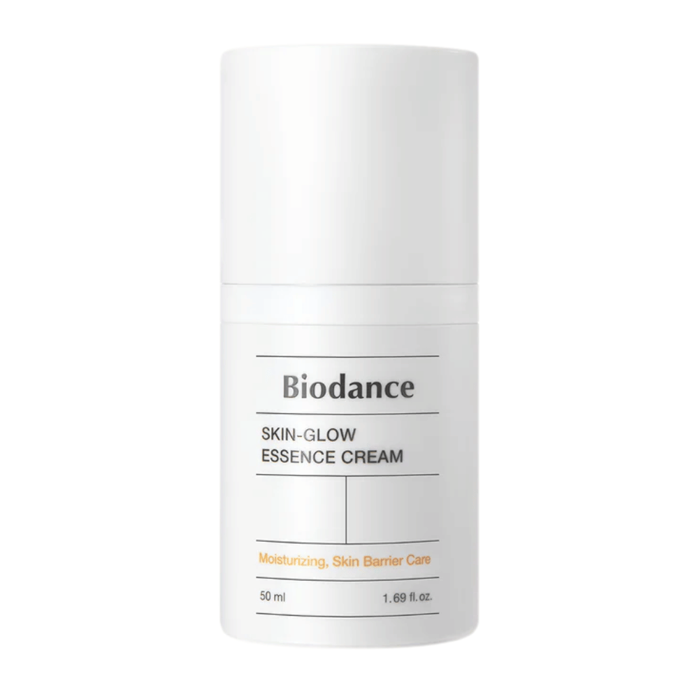 Tuotekuva Biodance Skin-Glow Essence Cream valkoisessa pumppupullossa minimalistisella muotoilulla. Pakkauksen teksti osoittaa, että voide kosteuttaa ja vahvistaa ihon suojakerrosta. Tilavuus: 50 ml.