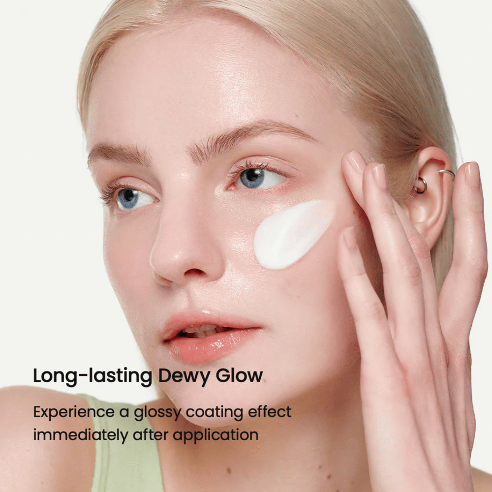 Lähikuva vaaleaihoisesta naisesta, joka levittää Biodance Skin-Glow Essence Cream poskelle, mikä antaa välittömästi kiiltävän ja kosteutetun ulkonäön pitkäkestoisella hehkulla.