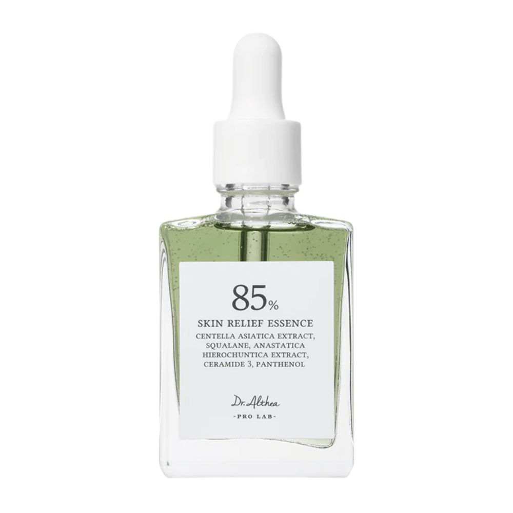 Dr. Althea 85% Skin Relief Essence tyylikkäässä lasipullossa, jossa on valkoinen pipetti. Sisältää centella asiaticaa, keramideja ja pantenolia rauhoittamaan ja palauttamaan ihoa.