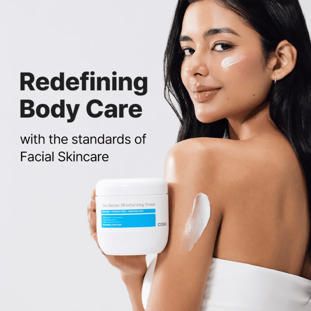 Nainen levittää COSRX Skin Barrier Moisturizing Cream – kosteuttava vartalovoide, joka on inspiroitu kasvohoidosta.