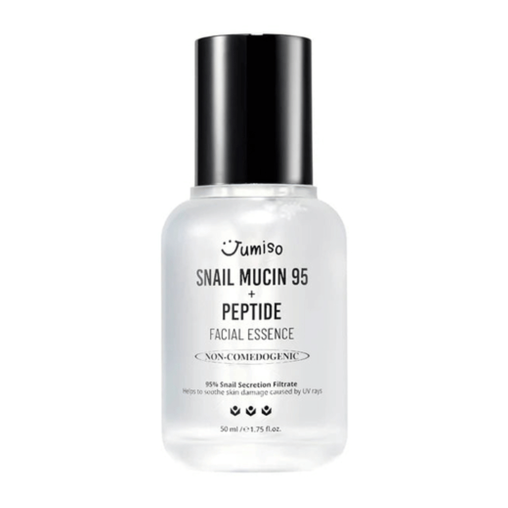 Jumiso Snail Mucin 95 + Peptide Facial Essence läpinäkyvässä pullossa mustalla korkilla. Rauhoittava, kosteuttava ja ei-komedogeeninen esanssi, joka sisältää 95 % etanaseerumia.