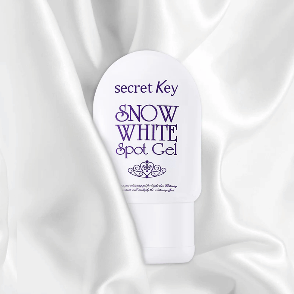 Secret Key Snow White Spot Gel sijoitettuna valkoiselle silkkimäiselle kangastaustalle.