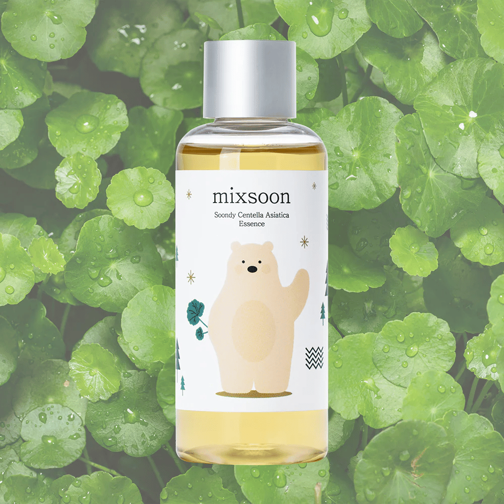 Mixsoon Soondy Centella Asiatica Essence pullo, jossa on karhun kuva, vihreiden centella-lehtien taustalla.