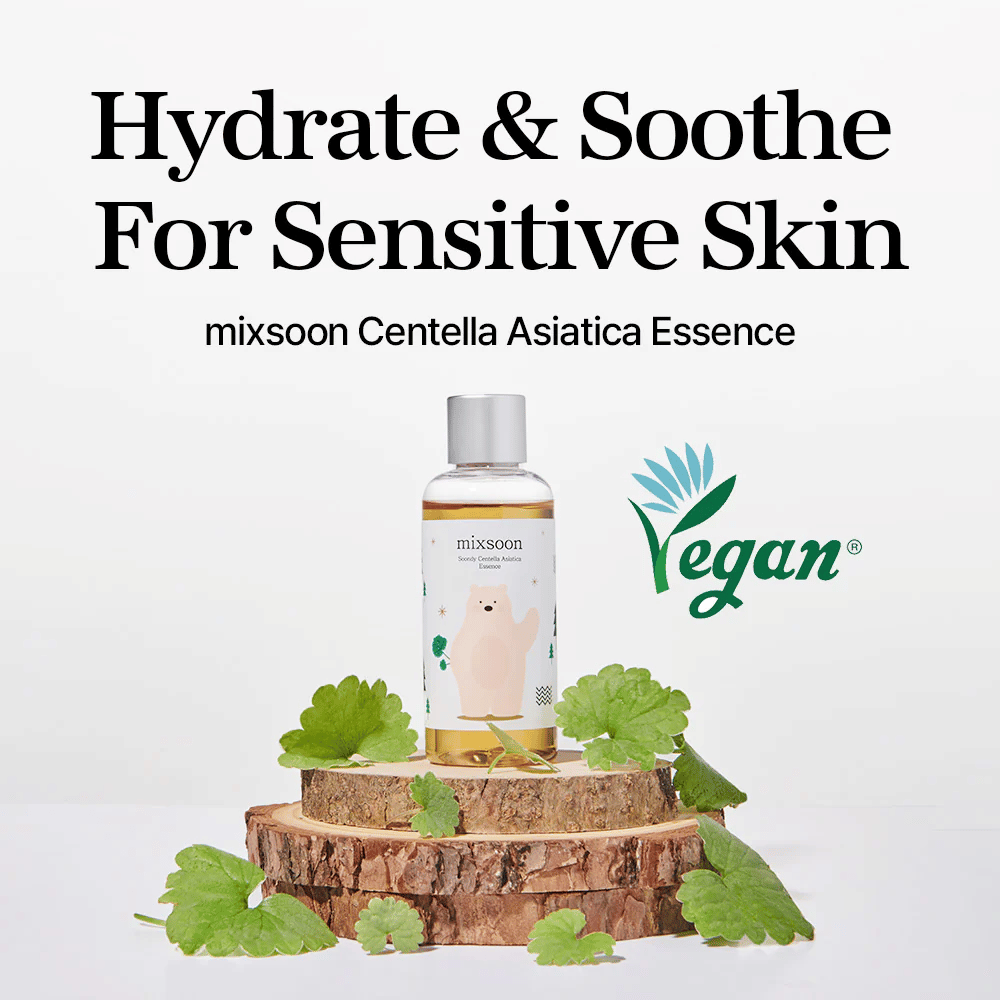Mixsoon Centella Asiatica Essence vegaanimerkillä, pullo sijoitettu puualustalle vihreiden lehtien kanssa, teksti ”Hydrate & Soothe For Sensitive Skin”.