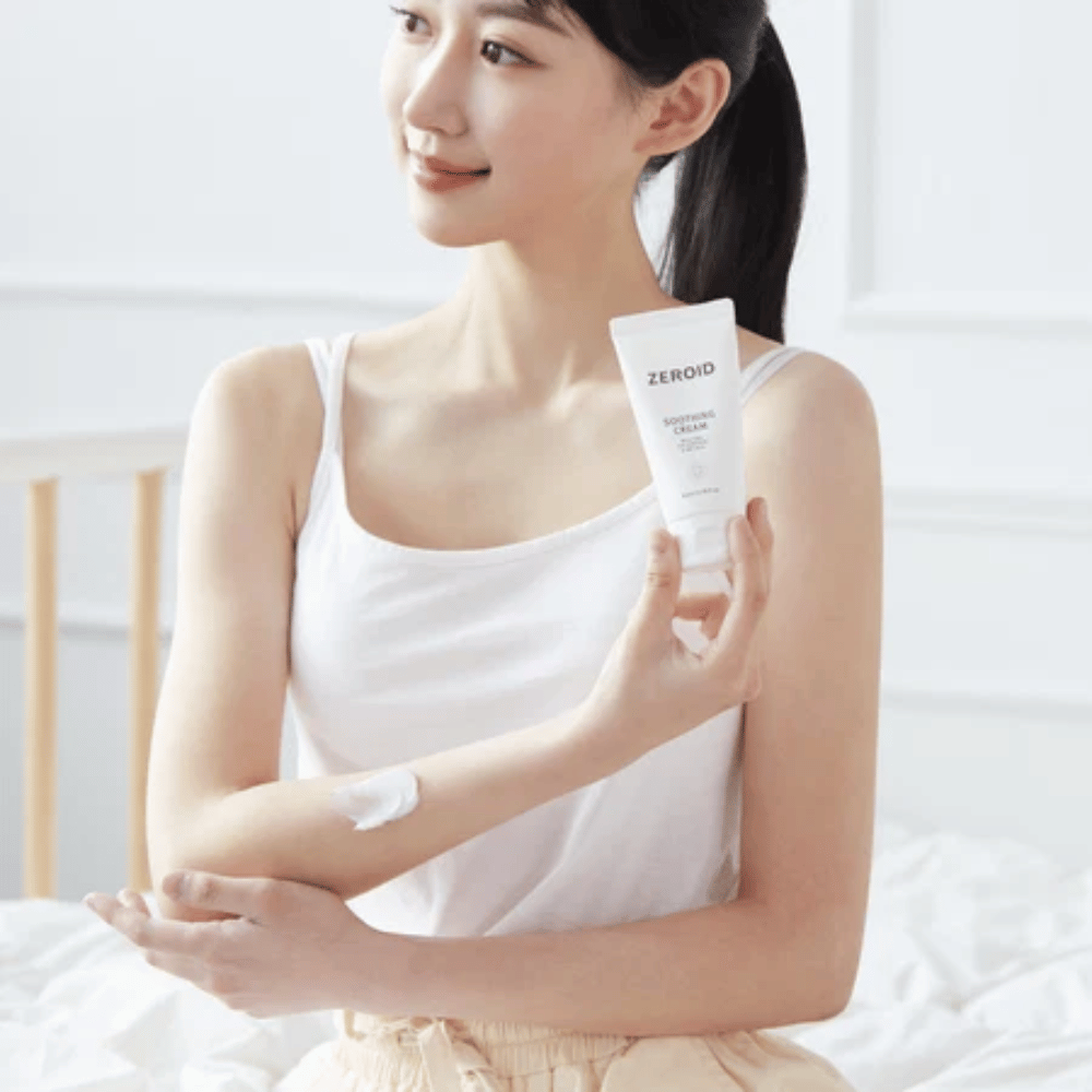Henkilö levittää ZEROID Soothing Cream käsivarteen rauhoittaakseen kuivaa ja herkkää ihoa