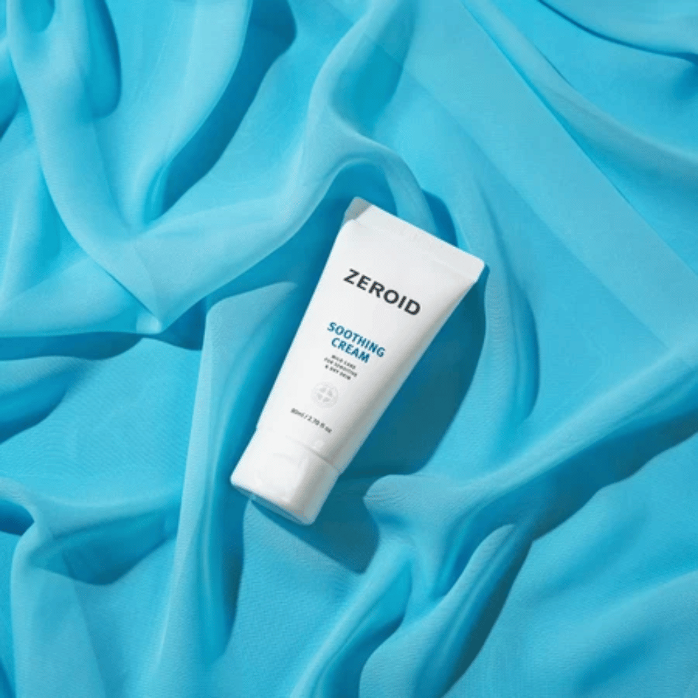ZEROID Soothing Cream sinisellä taustalla, joka vahvistaa ihon suojamuuria ja kosteuttaa herkkää ihoa