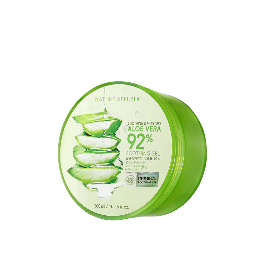 Vihreä pyöreä purkki, jossa on Nature Republic Aloe Vera 92% Soothing Gel. Pakkauksessa on kuva aloe vera -lehdistä ja teksti, joka kuvaa tuotteen rauhoittavia ja kosteuttavia ominaisuuksia. Sisältö on 300 ml (10.56 fl. oz).