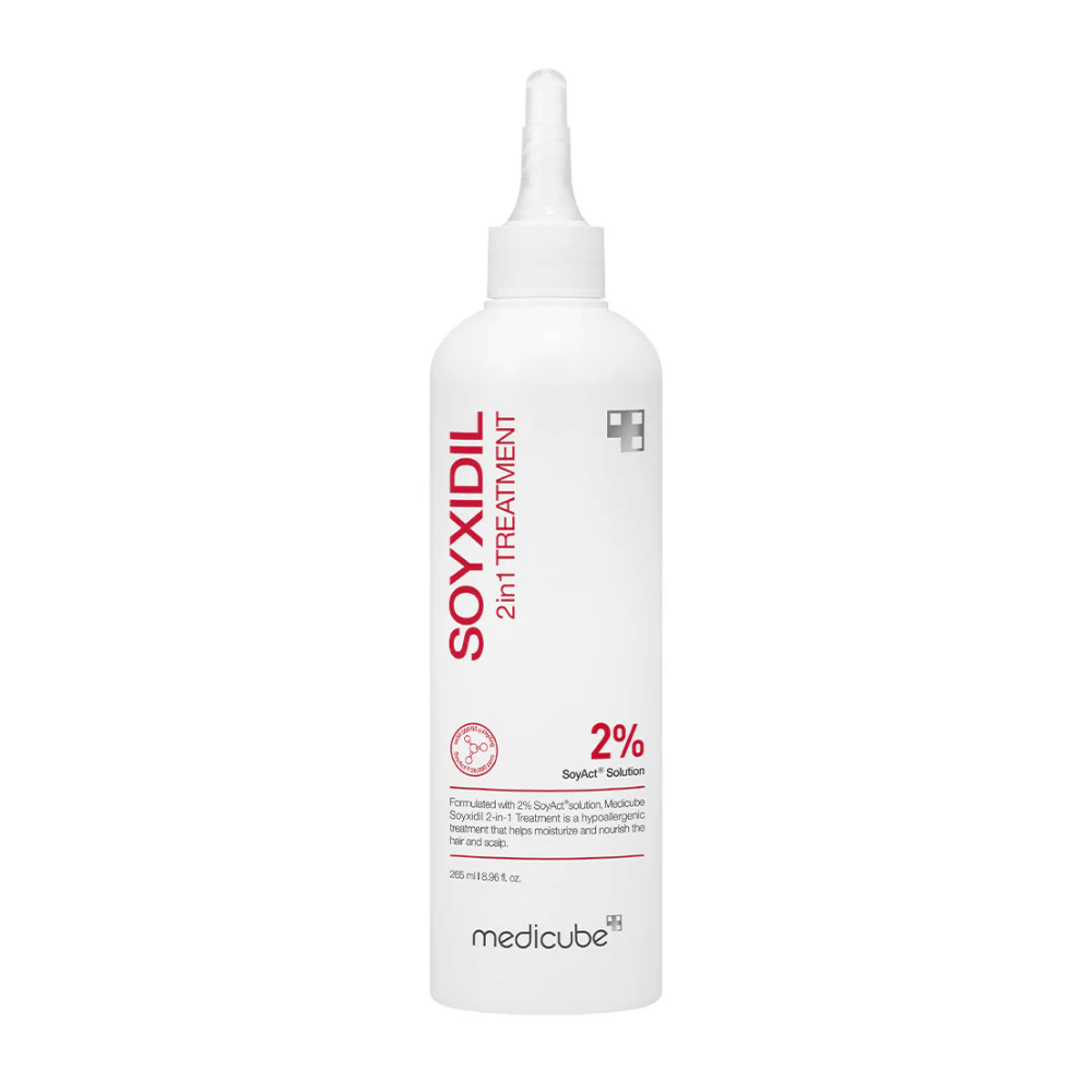 Produktbild av Medicube Soyxidil 2in1 Treatment valkoisessa pullossa, jossa on punainen teksti. Sisältää 2% SoyAct™ Solution vahvistamaan hiuksia ja hiuspohjaa.