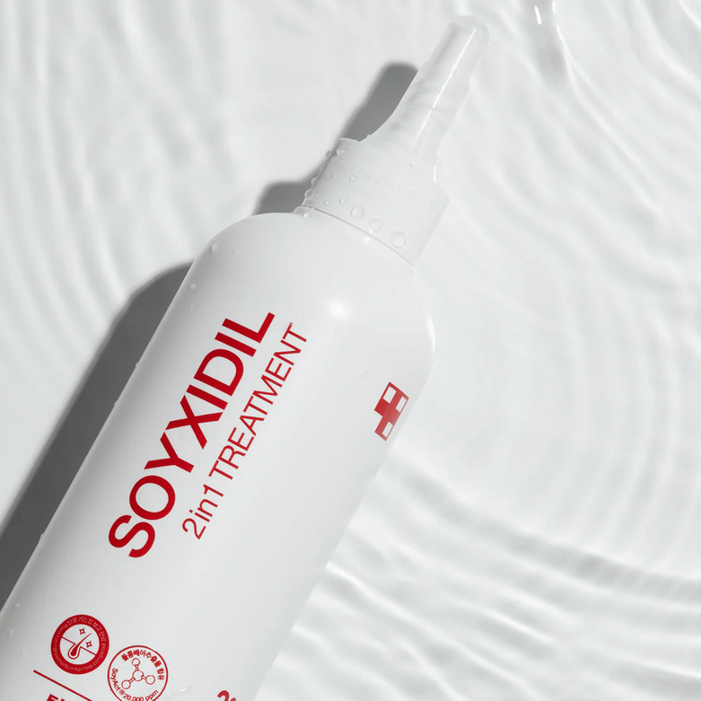 Pullo Medicube Soyxidil 2in1 Treatment on aaltoilevan veden pinnalla, mikä symboloi kosteuttavaa ja virkistävää hoitoa.