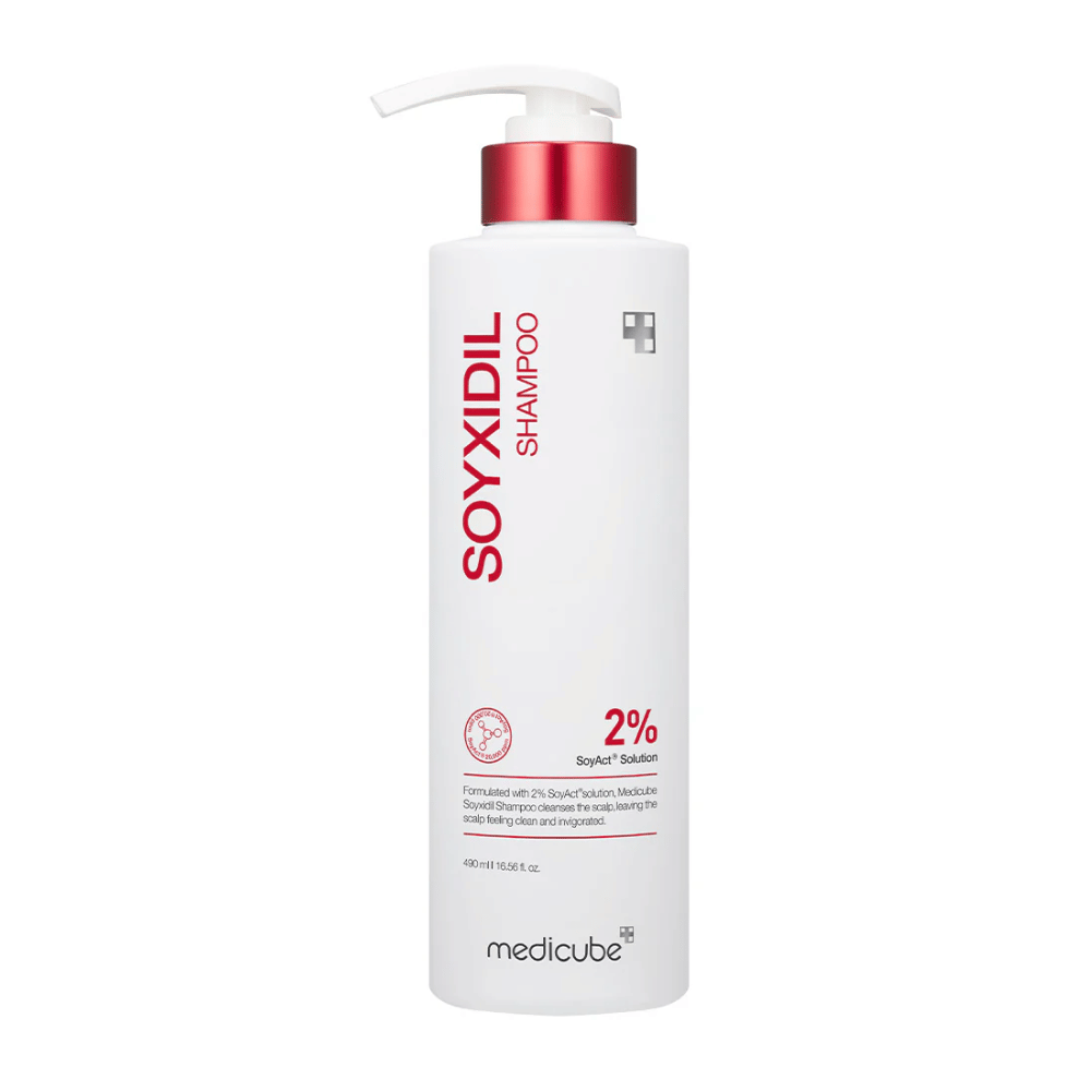 Tuotekuva Medicube Soyxidil Shampoo valkoisessa pullossa, jossa on punainen pumppu – sisältää 2% SoyAct™-ratkaisua vahvemmille hiuksille ja vähentää hiustenlähtöä.