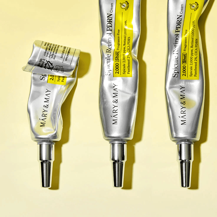 MARY & MAY Spicule Retinol PDRN Cream näkyvällä käytöllä tuubissa, näyttää voiteen koostumuksen ja kohdennetun applikaattorin tarkkaan levitykseen iholle.