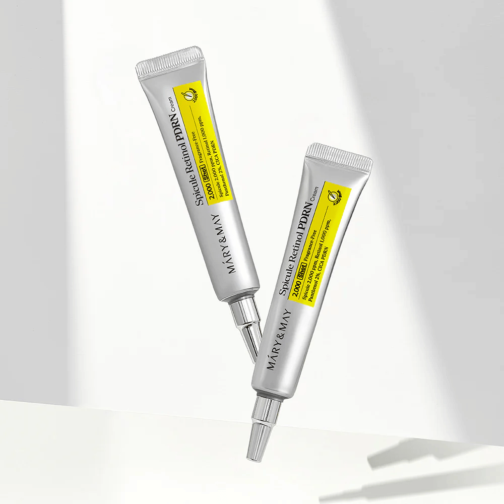 Kaksi tuubia MARY & MAY Spicule Retinol PDRN Cream vaalealla taustalla, intensiivinen yövoide spicule- ja retinol-teknologialla ihon uudistamiseen ja parannetun ihon rakenteen saavuttamiseksi.