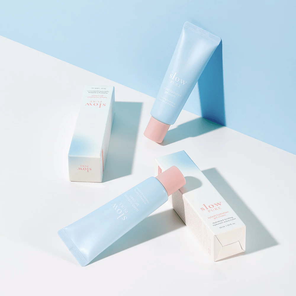 Useita Slow Pure Splash Hydration Gel Cream tuubeja, joissa on vaaleansininen ja valkoinen pakkaus.