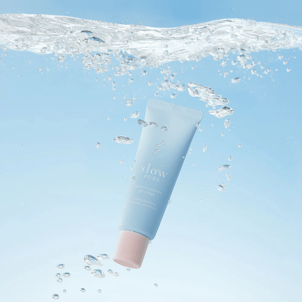 Slow Pure Splash Hydration Gel Cream kuvattuna veden alla, symboloi intensiivistä kosteutusta.