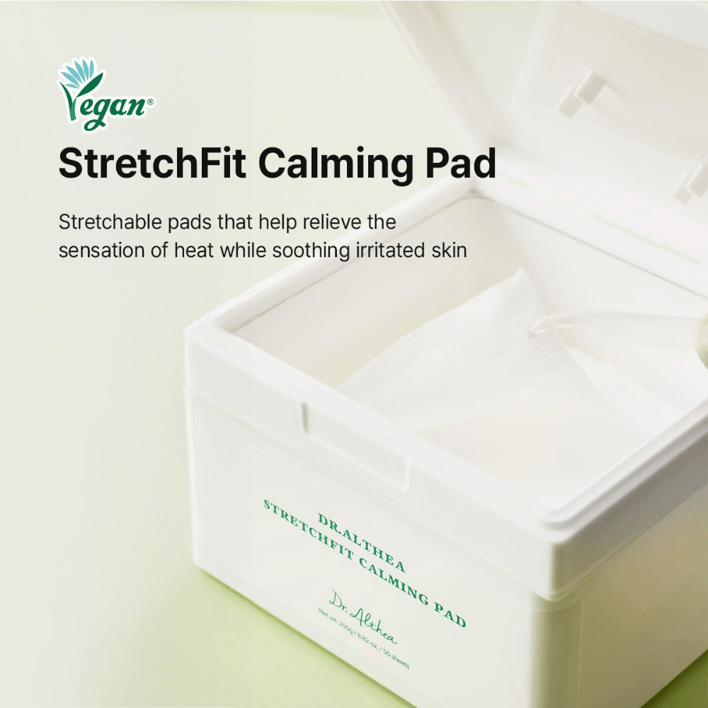 Kuva – lifestyle / pakkaus avoinna (ostointentiö)
Dr. Althea Stretchfit Calming Pad pakkauksessa kosteuttavien tyynyjen kanssa, jotka rauhoittavat ja hoitavat herkkää ihoa.