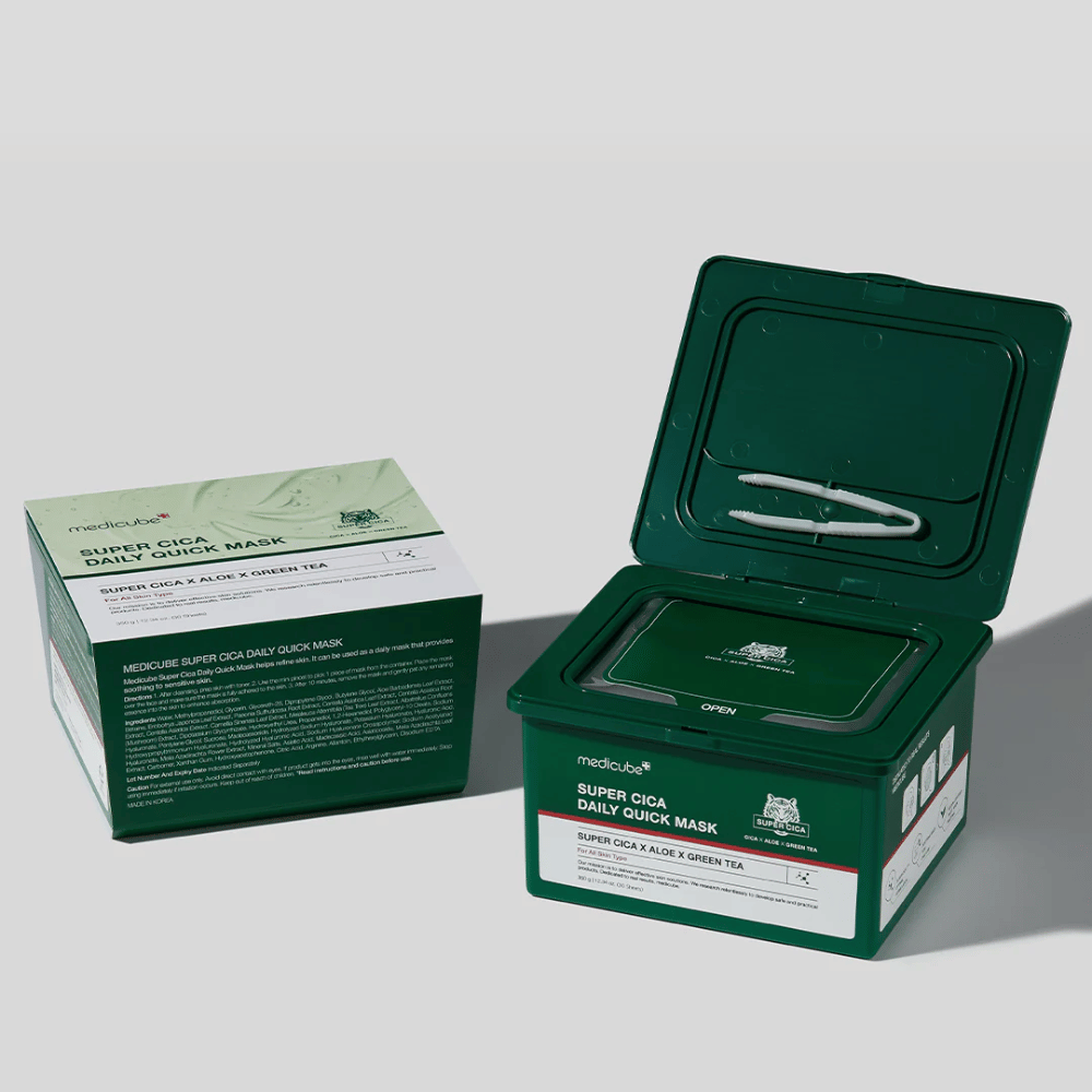 Kaksi pakkausta medicube Super Cica Daily Quick Mask – suljettu kartonki ja avoin vihreä muovipurkki, jossa on pinsetit kannessa. Naamiot sisältävät Cicaa, aloe veraa ja vihreää teetä päivittäiseen hoitoon ja rauhoittavaan vaikutukseen.