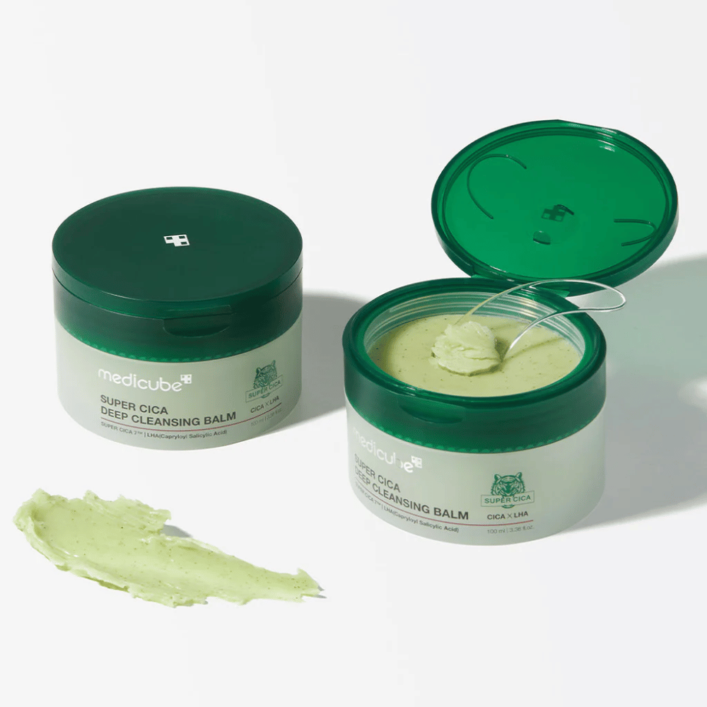 Medicube Super Cica Deep Cleansing Balm on syväpuhdistava balmi, joka on ihanteellinen herkälle iholle. Se sisältää Super Cica:a ja LHA:ta, jotka tehokkaasti poistavat meikin, lian ja epäpuhtaudet samalla kun ne rauhoittavat ja hoitavat ihoa.